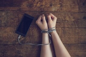 恐怖! スマホがあなたの脳を支配するメカニズム…1日の利用時間が10時間超の10代が「最も幸せでない」と感じるワケ