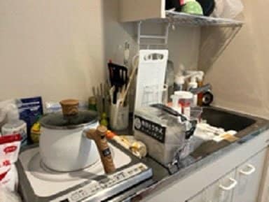 「今ダイエット中で、これは明日の朝用のお味噌汁です」とエノキ入りの味噌汁を見せてくれた（撮影／集英社オンライン）