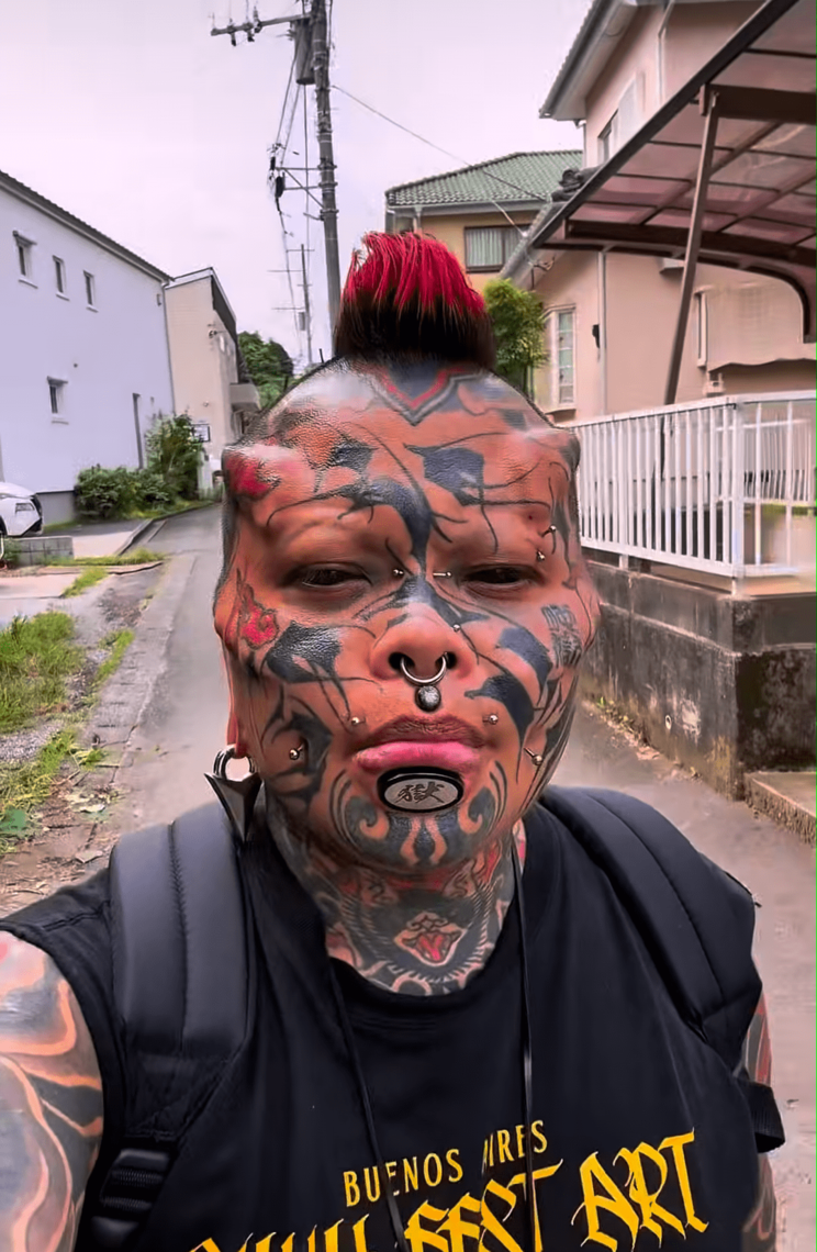 〈身体改造男〉指を2本切除、白目を黒く染め、頭にはシリコン…全身を“作品”に変えた男の改造歴「最初は完全にファッションだった」_21