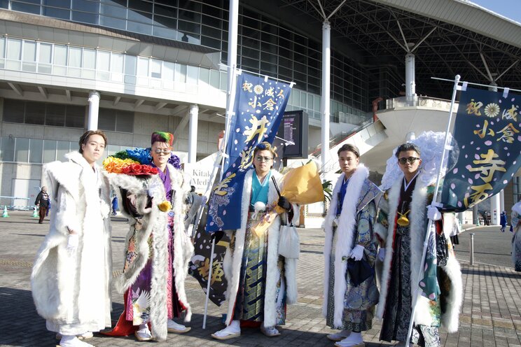 〈画像多数！〉「カッコよく撮ってくださいよー！」 今年もド派手な衣装で盛り上がりを見せた北九州・二十歳の記念式典密着ルポ_2