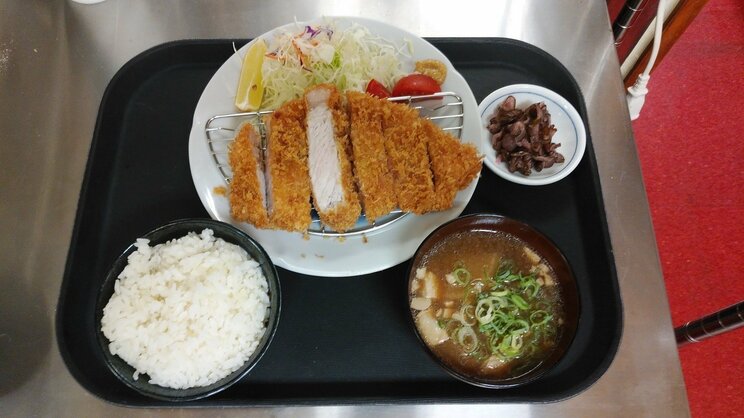 「せきどん」自慢のとんかつ定食
