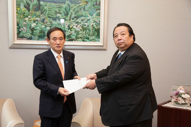 菅元首相と比較するとその巨漢ぶりがよくわかる（本人Facebookより）