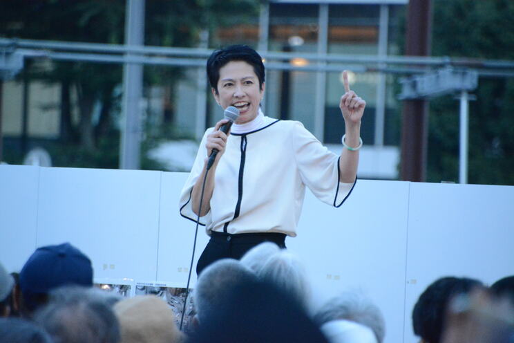 7月3日、調布駅前で演説する蓮舫氏（撮影／宮原健太）