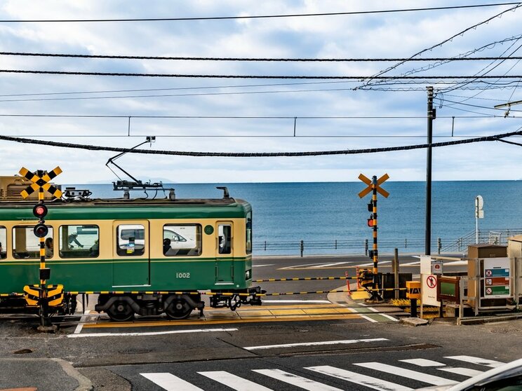 神奈川県鎌倉市にある江ノ島電鉄（江ノ電）の「鎌倉高校前1号踏切」（写真／shutterstock）