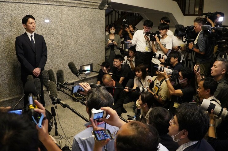 〈兵庫県・資金疑惑が拡大〉クラファン不発で阪神・オリックス優勝パレードのお金が足りず、副知事が泣きついた財団はポンッと最高額の2000万円を出した……その財団名を県はなぜか黒塗りに_9