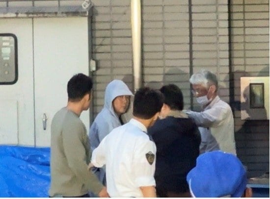 福生警察署に移送される高林容疑者（撮影／集英社オンライン）