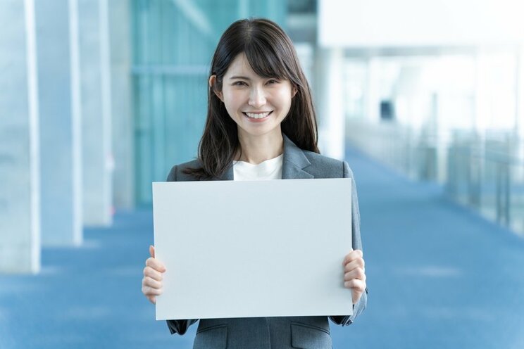 若い世代では女性のほうが給与が高いケースも（画像/ Shutterstock）
