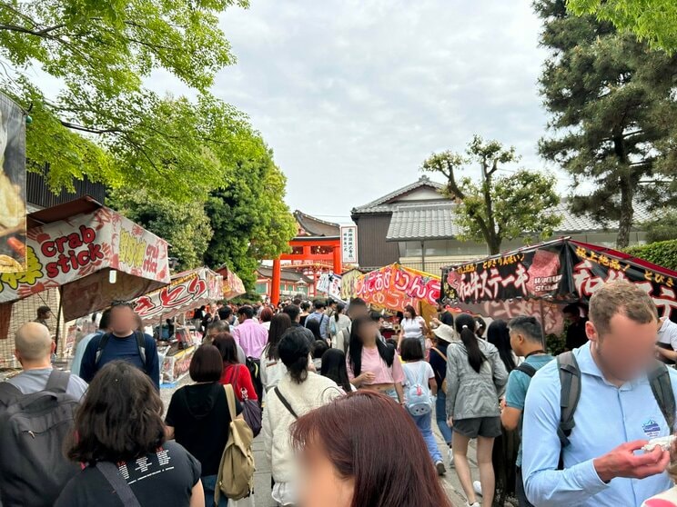 4月下旬、観光客でごった返す伏見稲荷