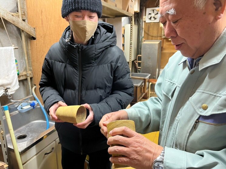 職人さんと語らう塚原さん