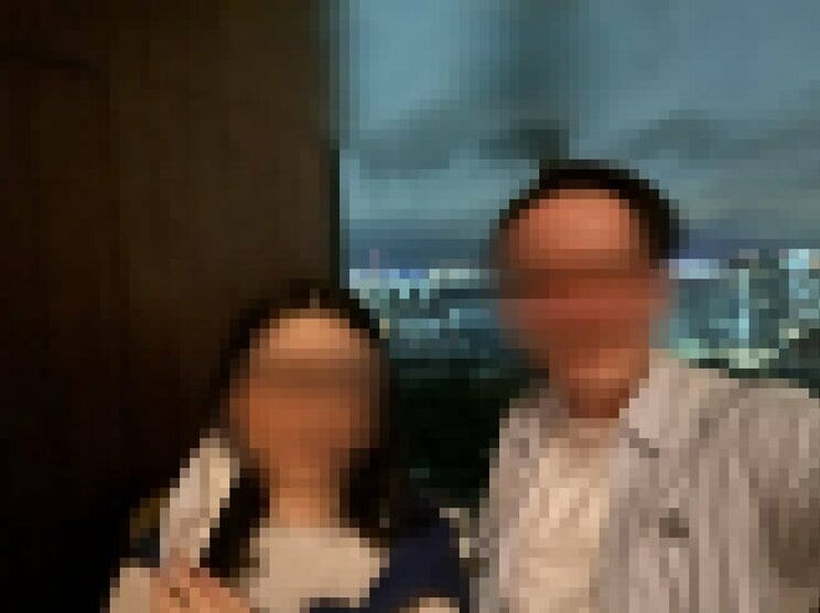 今野さんと独身偽装男性の佐藤（写真／今野さん提供）