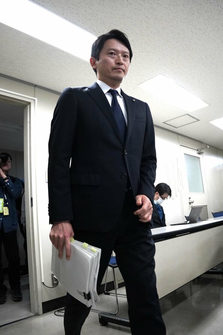3月26日、記者会見を行なう斎藤元彦兵庫県知事（撮影／集英社オンライン）