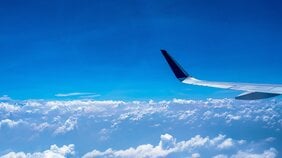 なぜ空は青いのか? 思わず子どもに語りたくなる飛行機の外に広がる空の美しさのメカニズム