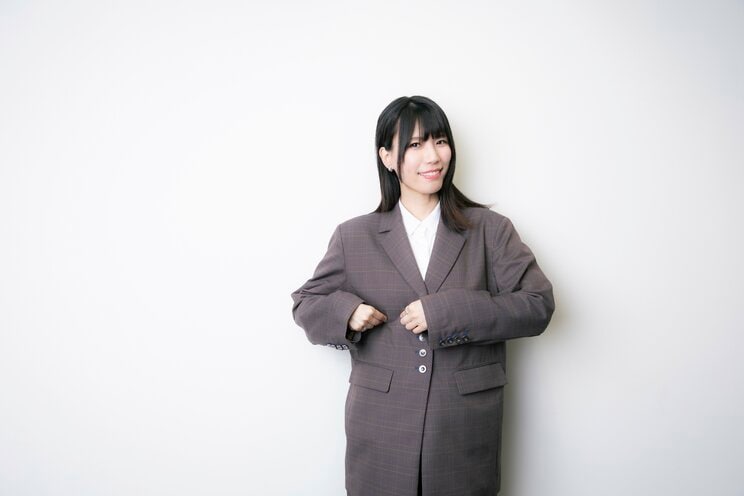 いつものように決めポーズをする紺野ぶるま（撮影／矢島泰輔）