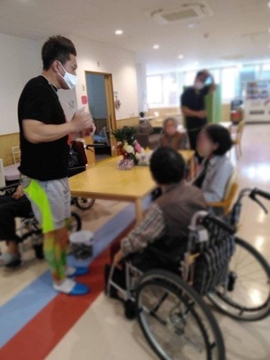 一人一人と対話しながら運動の大切さを呼びかけているパッション屋良　（写真／本人提供）