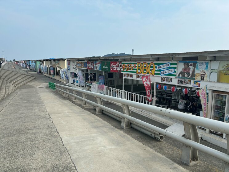 閑散とする海の家