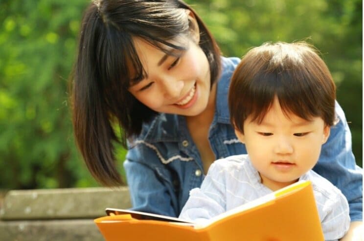 岩田さんは子どもが好きな「絵本をあげる」と話したそうだが…　写真／shutterstock　写真はイメージです