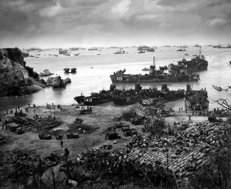 米軍の戦闘艦などが沖縄に着岸する様子（写真／Shutterstock）