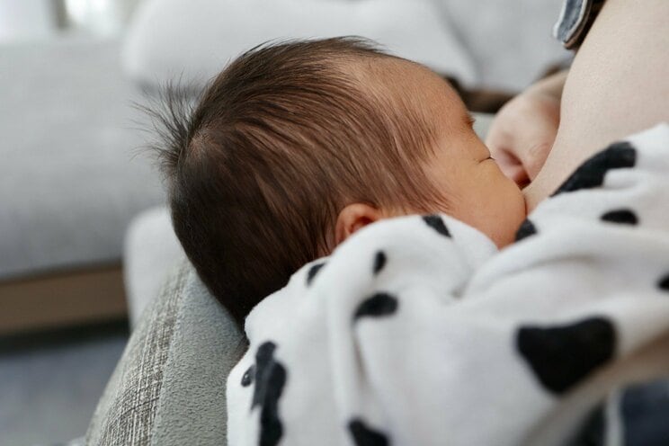 赤ん坊は亡くなった母親のおっぱいを吸っていた（写真はイメージ／shutterstock）