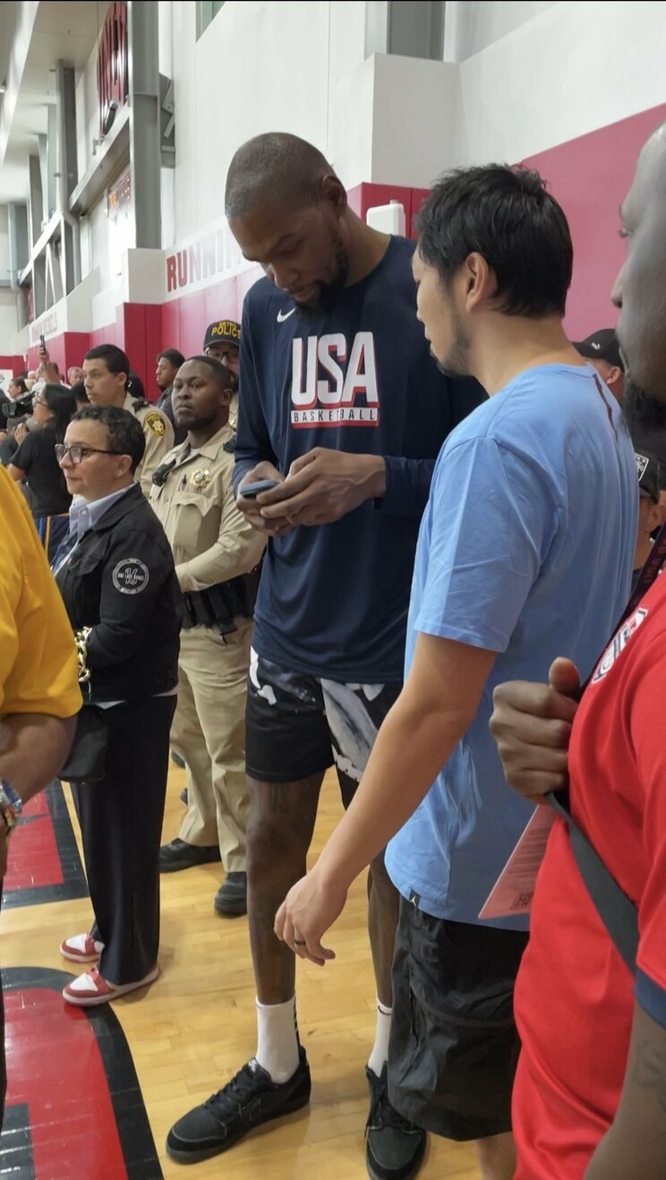 大きな手で器用に連絡先を入力する211センチのデュラント。写真／松井啓十郎