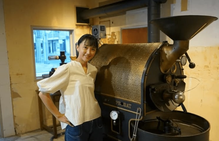 「念願の5kg PROBAT焙煎機が到着しました」と自身のSNSで報告する竹内さん（写真／本人SNSより）