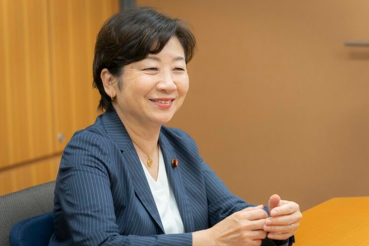 インタビューに応える野田聖子議員