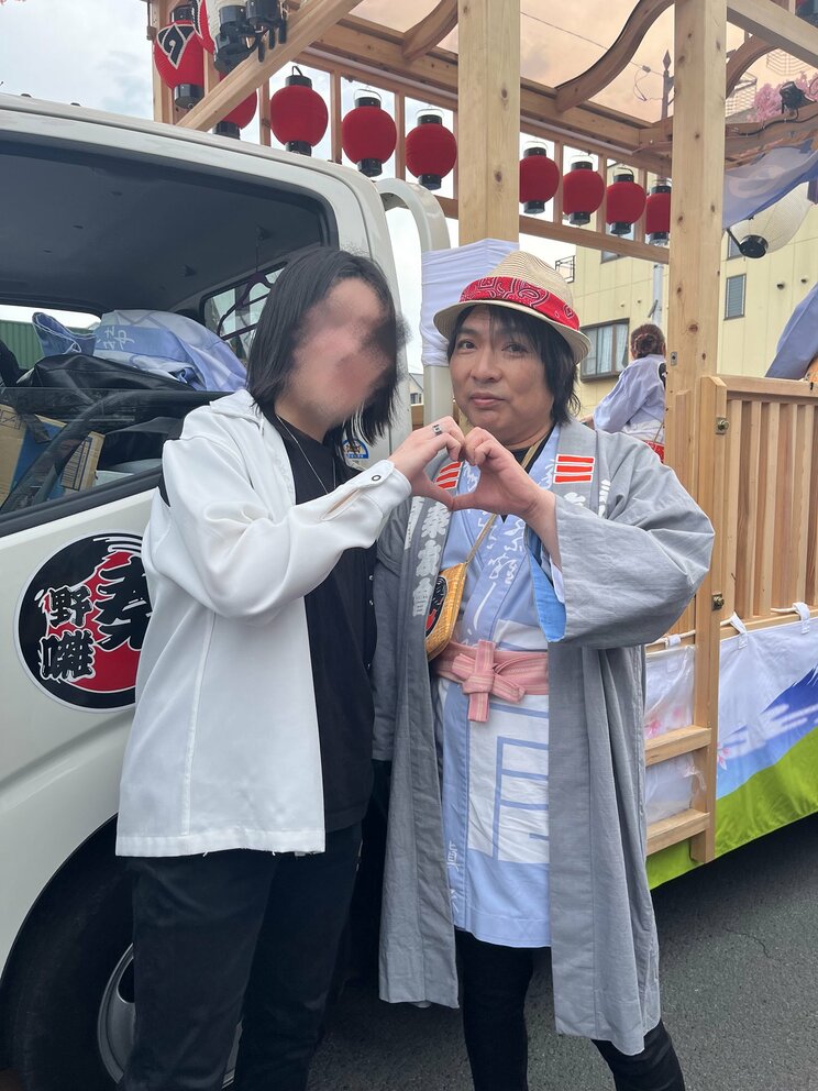 真矢さんとハートを作るTAKUYAさん（画像／TAKUYAさん提供）