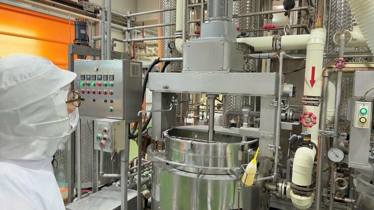 水飴と砂糖を溶かす仕込み釜。飴の硬さを整える工程では、職人の感覚も欠かせない