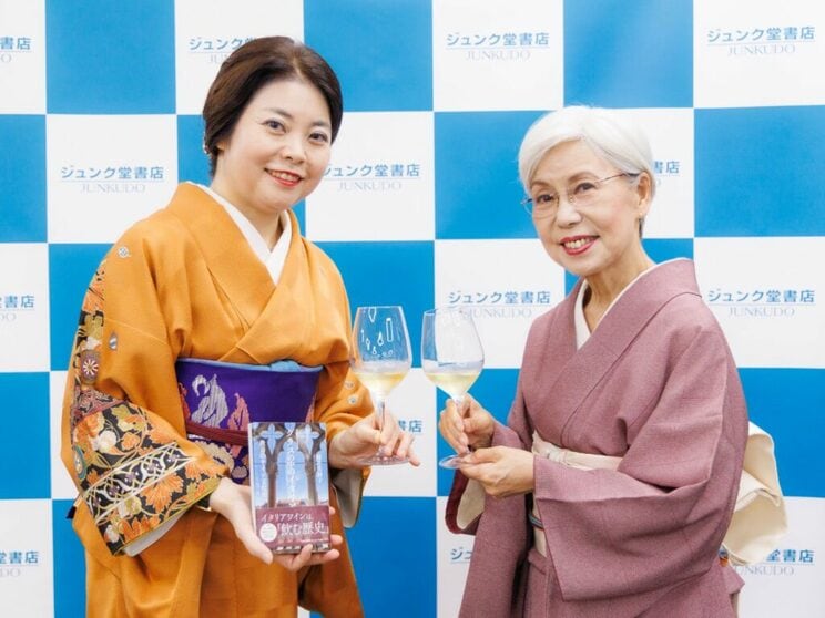 左から、『グラスの中のイタリア』著者の櫻井芙紗子さん、法政大学名誉教授の田中優子さん