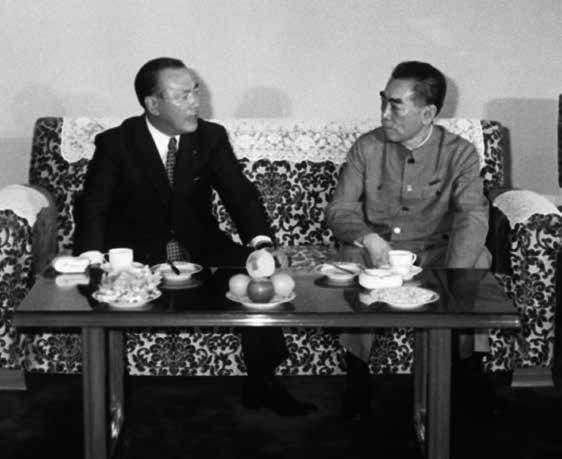 1972年9月、中国・北京で第1回首脳会談を行う
田中角栄首相と周恩来中国首相。(写真:時事)