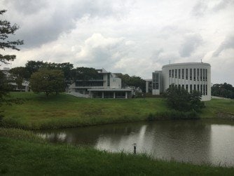 慶応大学湘南藤沢キャンパス（写真／PhotoAC）