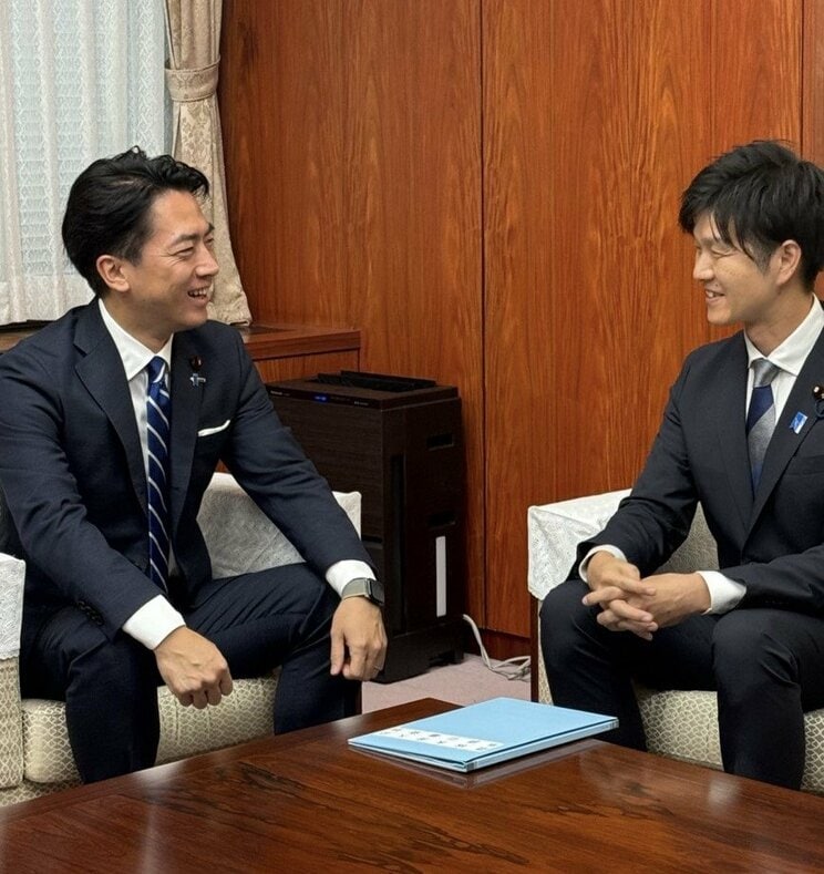 鈴木憲和氏に農林水産大臣を引き継ぐ進次郎氏（本人「Ｘ」より）