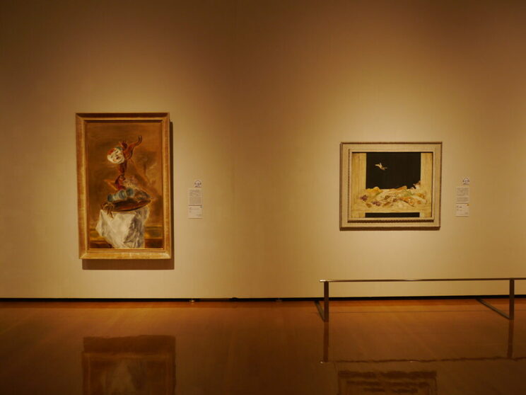 【図２】展示風景から。左より国吉康雄《逆さのテーブルとマスク》（1940）福武コレクション、藤田嗣治《猫のいる静物》（1939－40）石橋財団アーティゾン美術館蔵