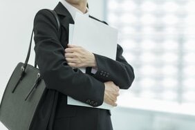 退職代行サービス人気の背景「入社して間もないから自分で言う勇気がない」「説得されて丸め込まれるリスクが怖い」早期退職のいちばんの理由は…