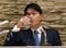 9月29日、記者会見で水を飲む山中竹春氏　撮影／集英社オンライン