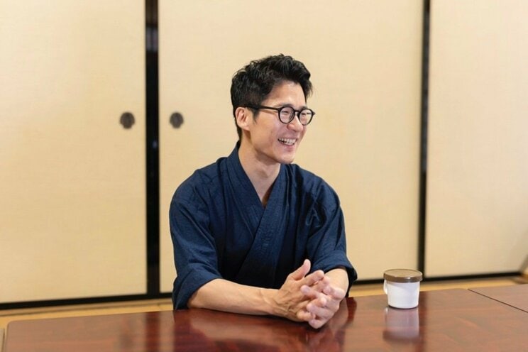時折、クスッと笑えるような話を混ぜながら取材に応じた貴弘さん（写真／齋藤周造）