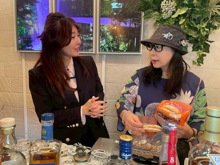 矢部美穂さんとお母さまである文子ママとのツーショット