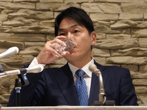 9月29日、記者会見で水を飲む山中竹春氏　撮影／集英社オンライン