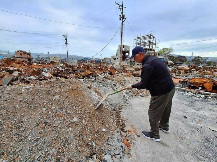 〈能登半島地震から4カ月〉倒壊した家屋の前に並べられた猫の置物の理由、ガレキに供えられた花…家も職も失った酒屋店主は「最近1番うれしかったことは仮設住宅に入れたこと」　_24