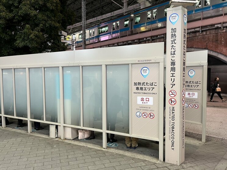 東京・新橋駅前の喫煙所