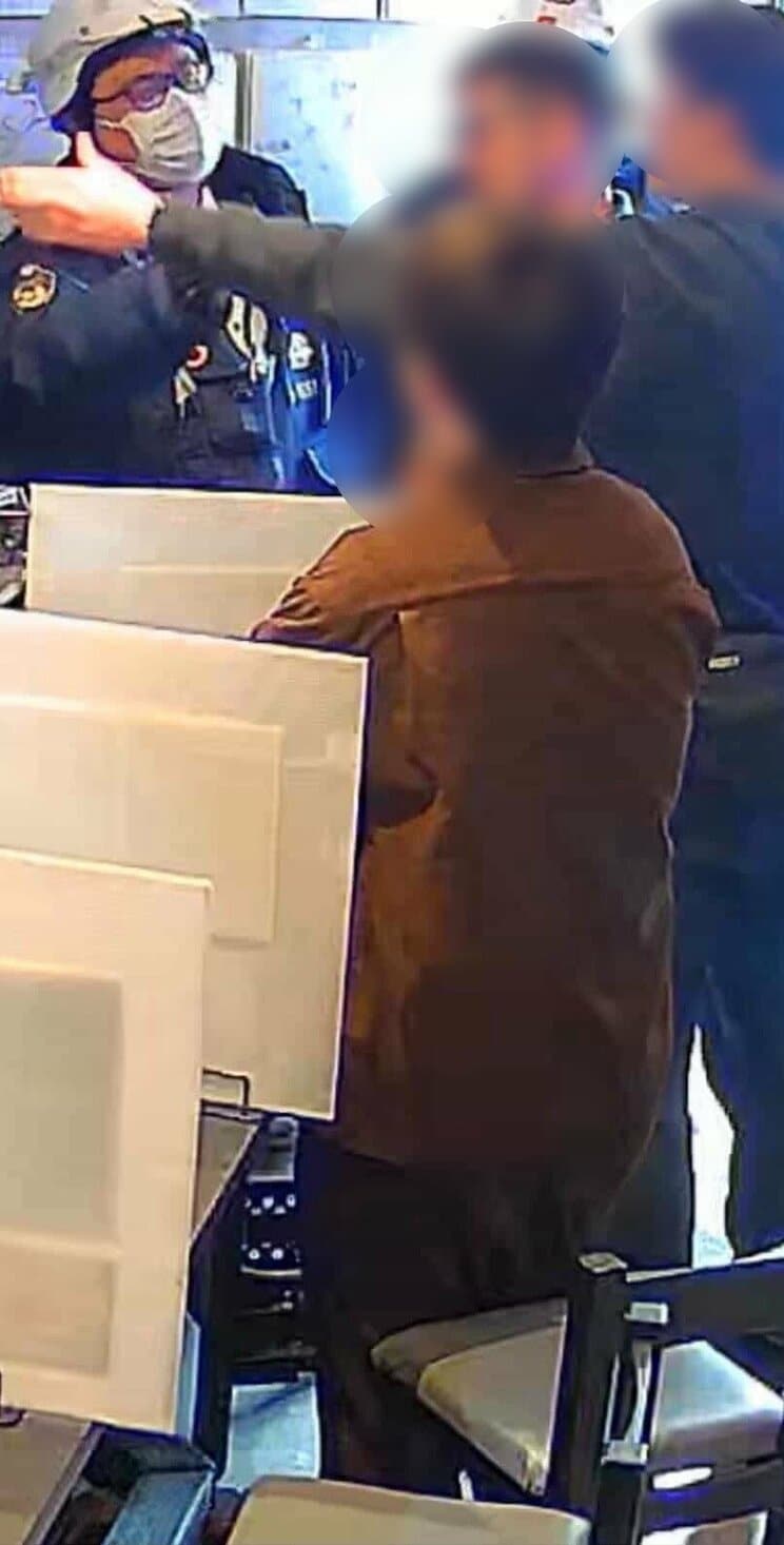 警察官が来ても男らの興奮は冷めない様子だったという(店舗関係者提供)