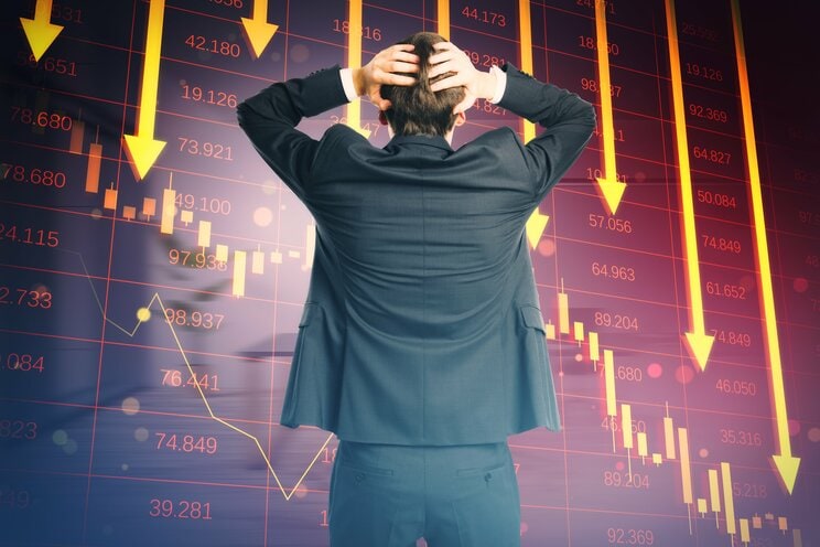 日米の金利差縮小、輸出企業の利益を直撃する円高、そこに増税が重なれば、想像を絶する株価急落も （写真/shutterstock）