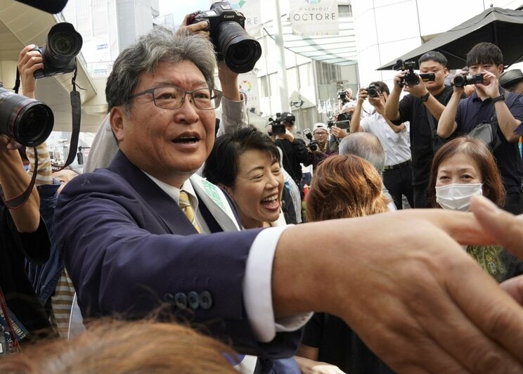 2024年10月の総選挙に出馬し有権者と握手する萩生田光一氏（撮影／集英社オンライン）