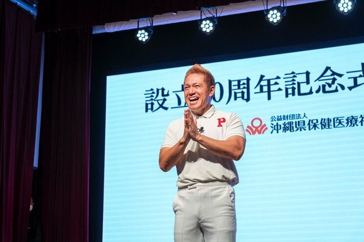 地域密着で地元の人々のために笑いを届けているパッション屋良　（写真／本人提供）