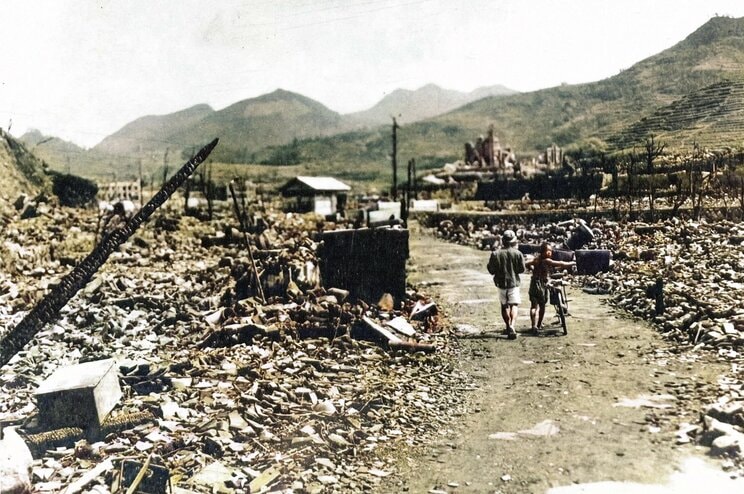 1945年秋に撮影された終戦直後の長崎。遠方に、破壊された浦上天主堂がみえる