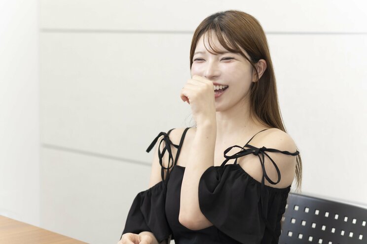照れくさそうに笑う上原亜衣　撮影／齋藤周造