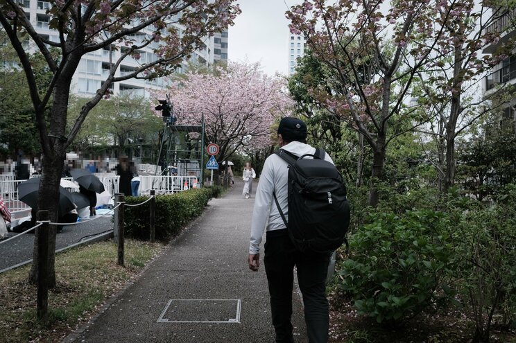 WBC中継で賛否⁉ 話題の“映り込みおじさん”の実は過酷な生活「仕事を辞めてプチホームレス生活」「貯金残高325円」もテレビ年間“出演”本数は50～70本で売れっ子タレント並み_5