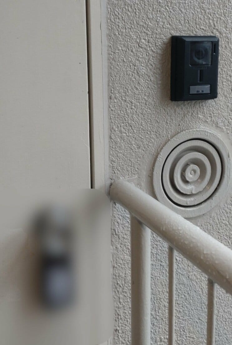 空き部屋のドアノブに、突如つけられた黒色のキーボックス（写真／集英社オンライン）