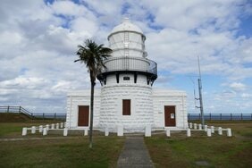 能登半島の突端で出逢った、日本のプライドを点し続ける宝物のような灯台と、わたせせいぞう〜男一匹車中泊の旅