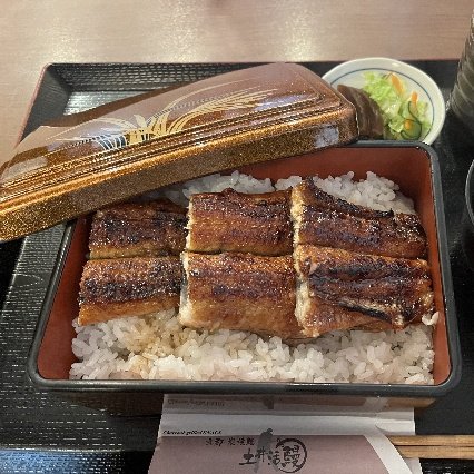 女将が「中国産のウナギです」と説明した土井活鰻のうな重。確かに肉厚で柔らかい身だった（撮影／集英社オンライン）