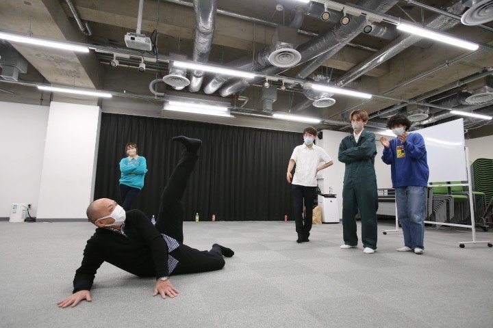 60歳でお笑い養成所入学のものまね芸人、ダンシング☆谷村。運命のタイタンライブで太田光代社長に認められて芸人人生をリスタート！ 「本気で相方探してます！」20歳の同級生に「ハゲ！」といじられても「ホントに楽しい」_39